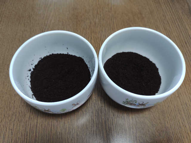 左が再度挽いた粉、右はパックそのままの粉
