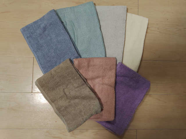 しまむらのフェイスタオル7枚を並べた画像