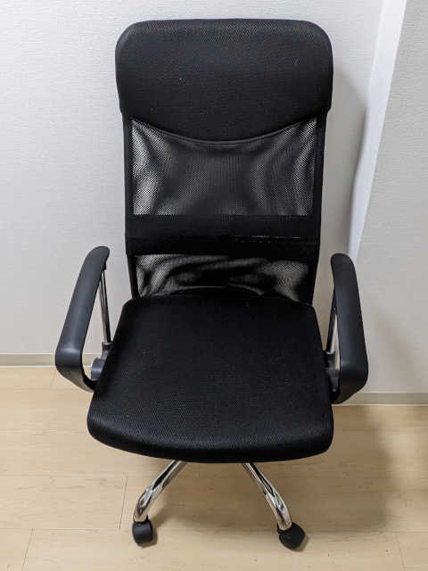 今回掃除する椅子の画像