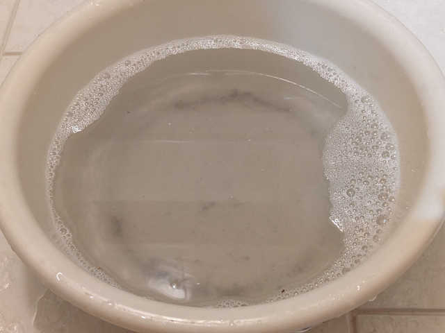 つけおき洗い後の洗剤液の画像