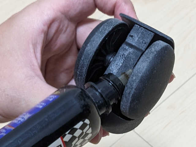 キャスターに潤滑油をさしている画像