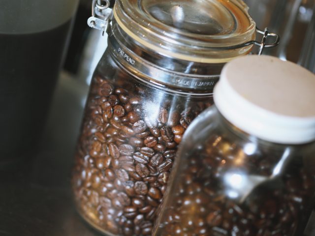 ガラス瓶に入ったコーヒー豆の画像
