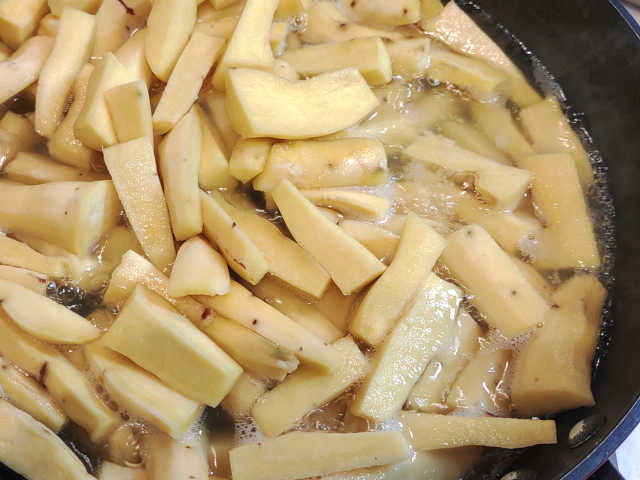 こいもあまいもを茹でている画像