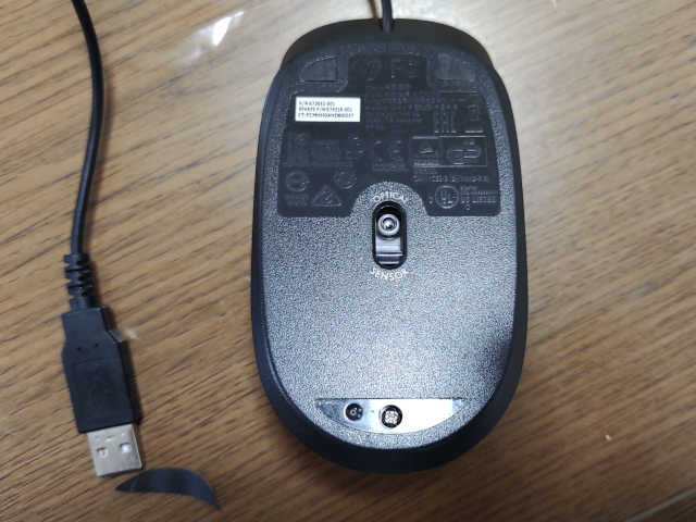 マウスの裏側のねじ画像