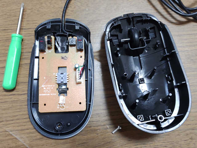 マウスを分解している画像