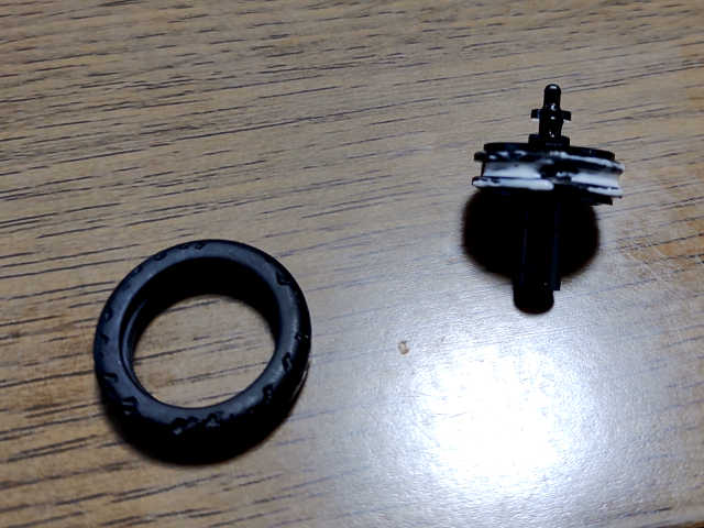 ボンドを塗ったマウスホイールの画像